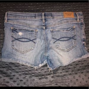 Abercrombie & Fitch Light Wash Jean Shorts Size 4